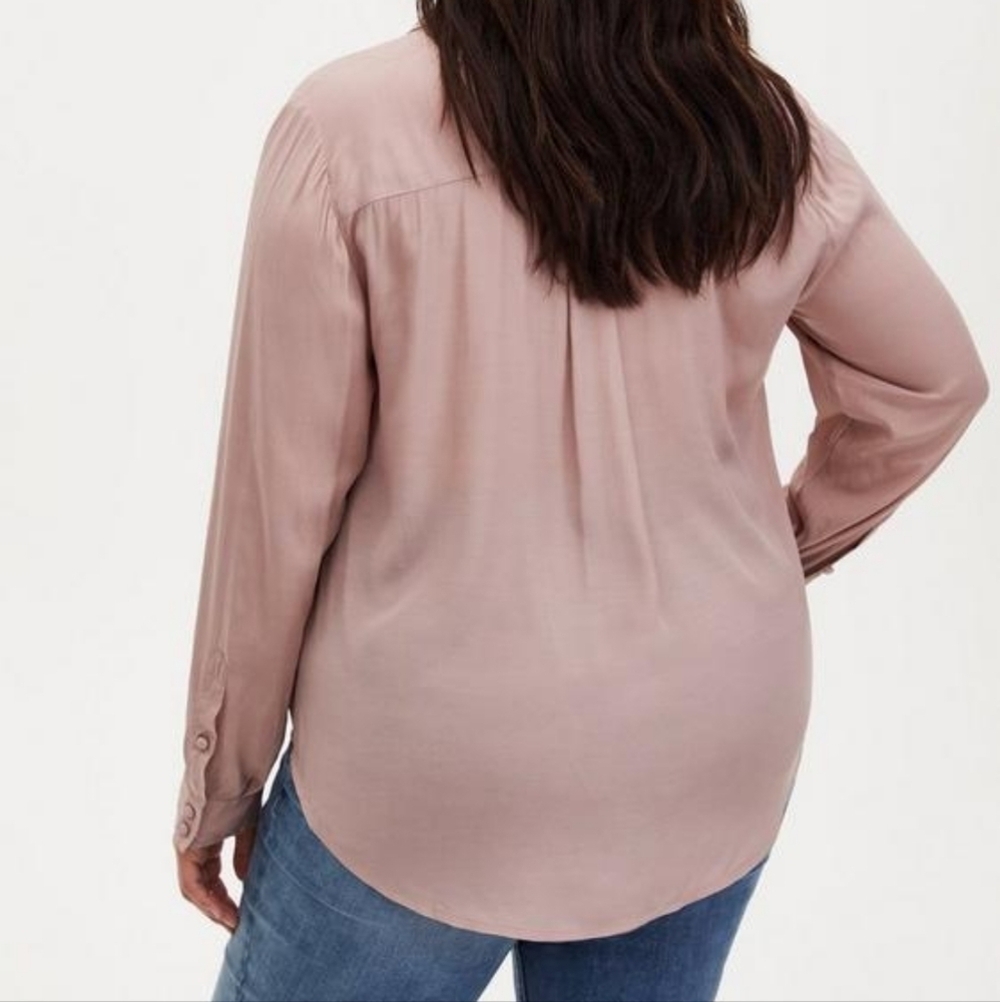 Torrid MADISON - FAWN CREPE BUTTON FRONT BLOUSE plus size 4 - Picture 3 of 10
